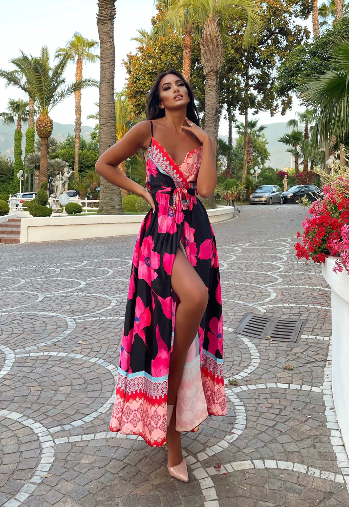 Abito in raso con maxi spacco fiori Fuxia