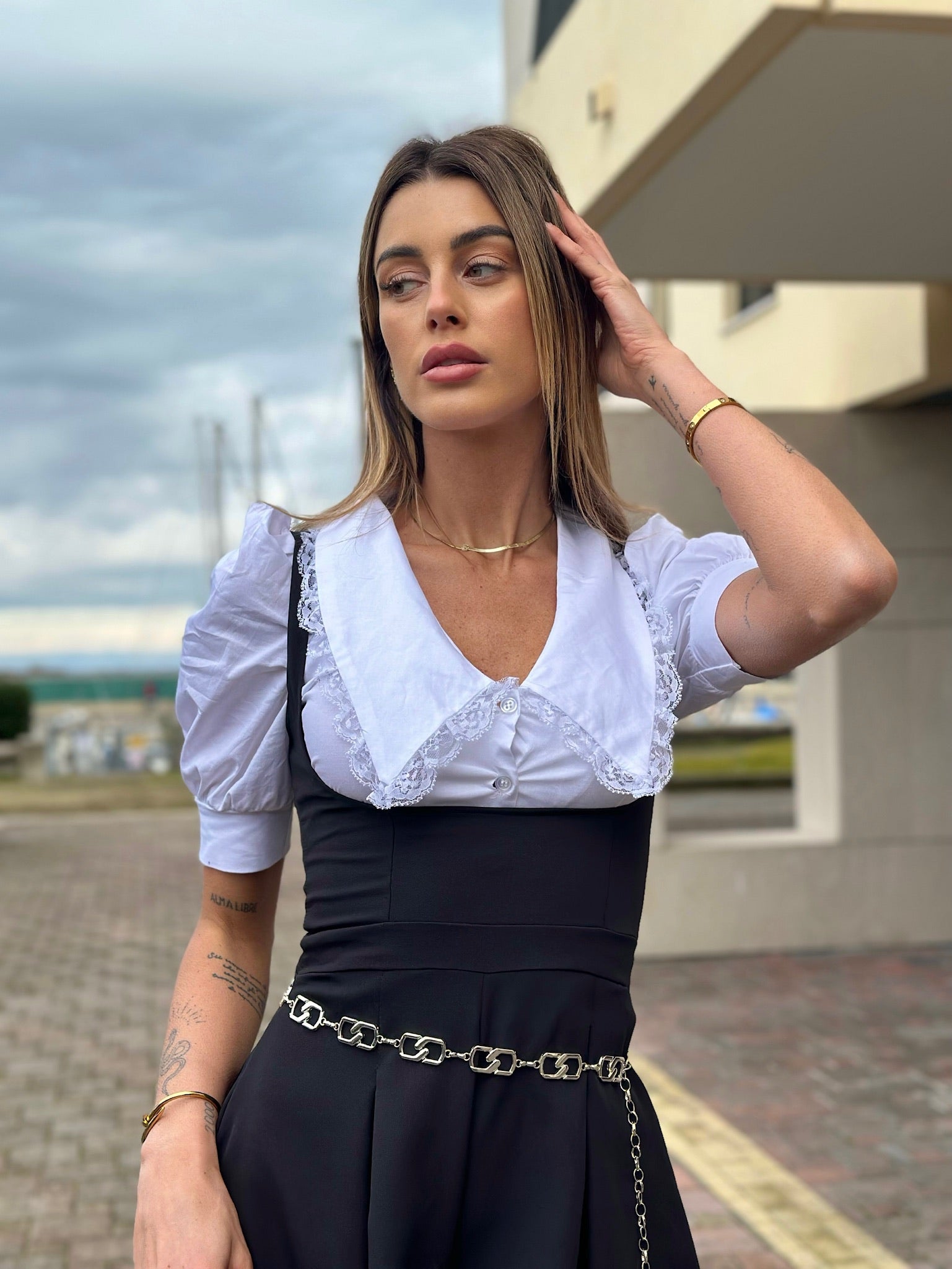Salopette nera più camicia fiocchetto