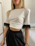 T-shirt con piume nere