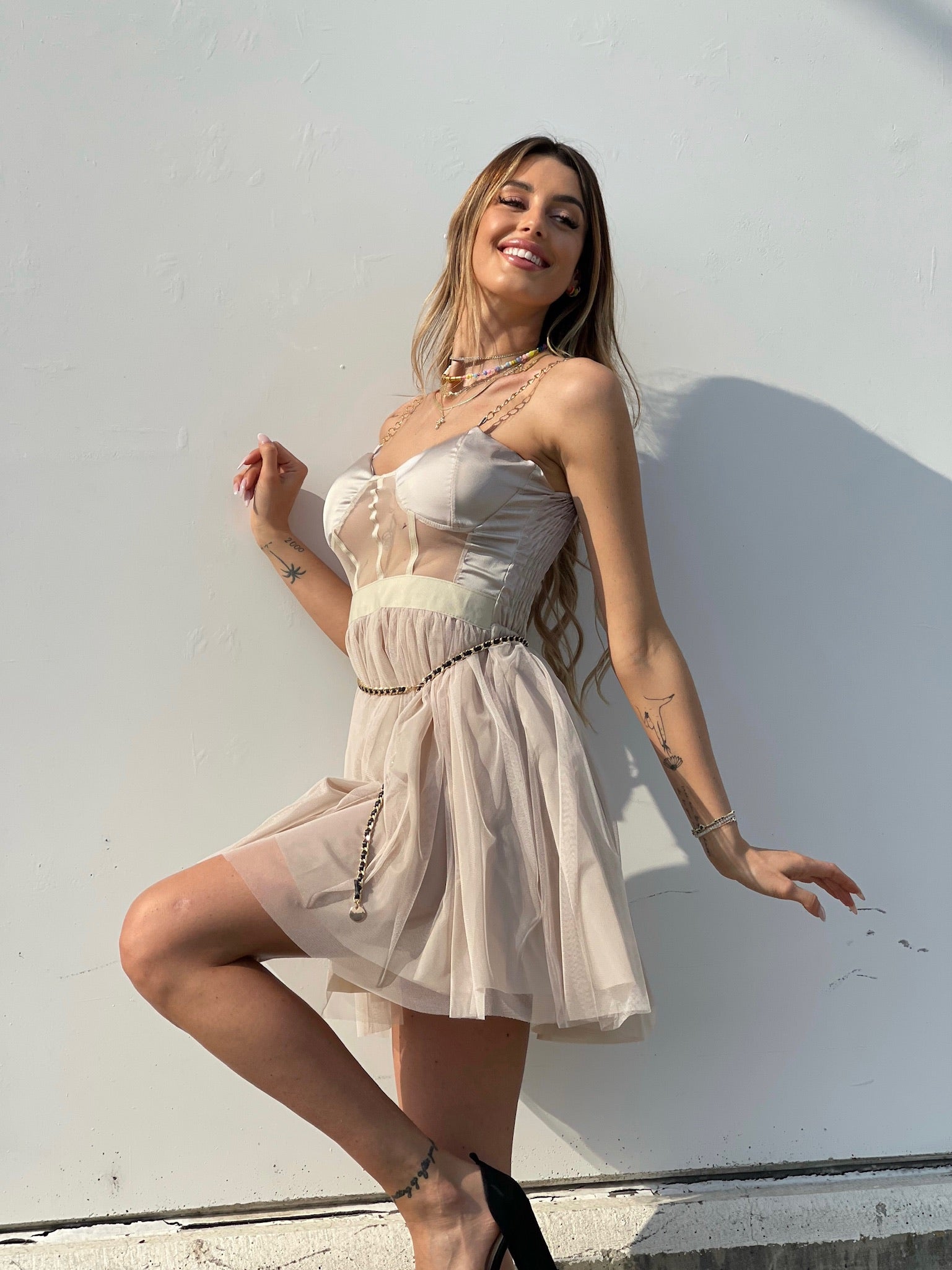 Abito corto in tulle beige