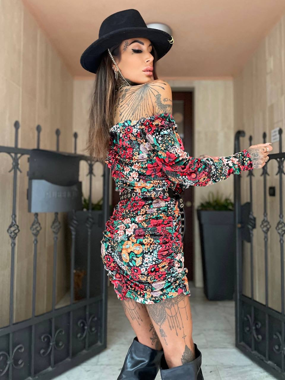 Abito aderente in velluto con fiorellini