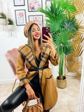 Cappotto check camel con cintura