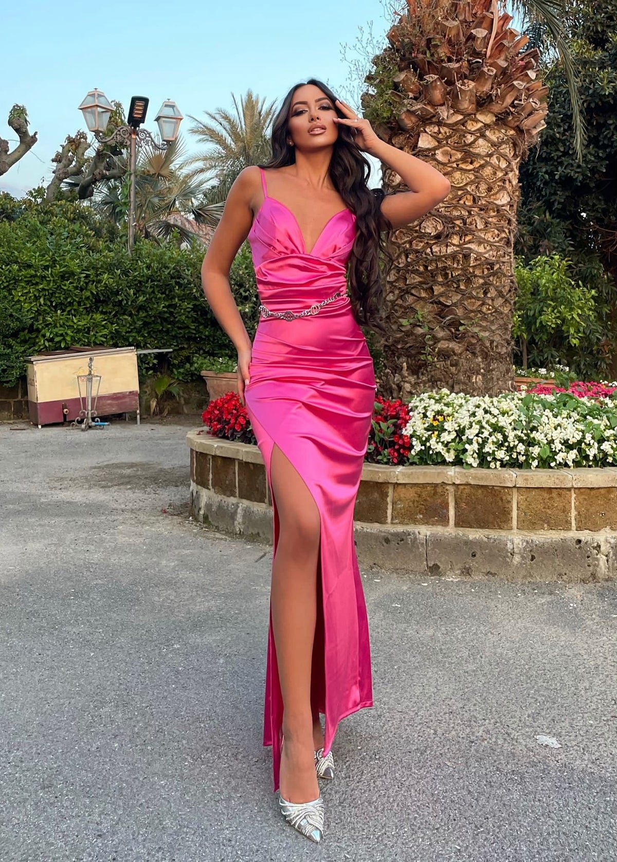 Abito in raso fuxia con drappeggio