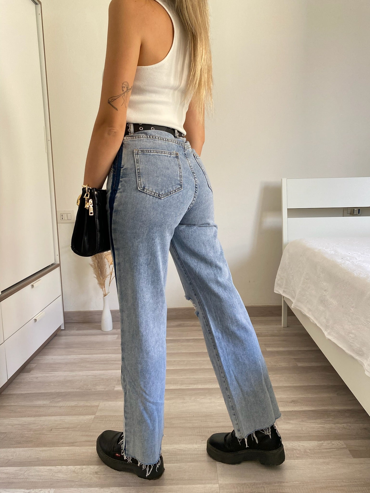 Jeans wide leg con strappi e dettaglio