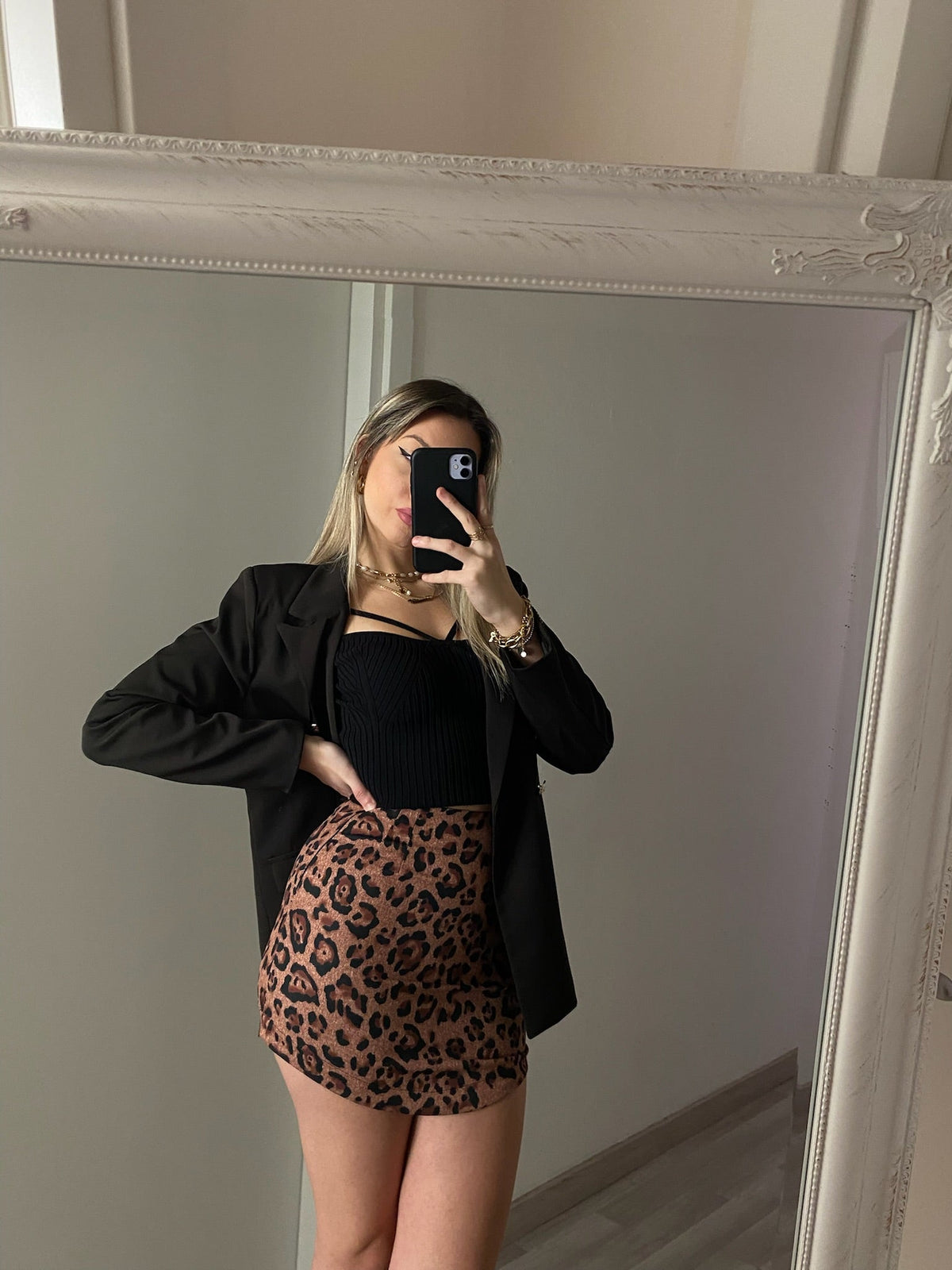 Top nero con anelli oro