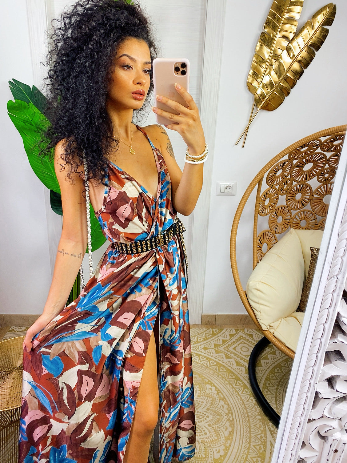 Abito in raso floreale con maxi spacco con foglie