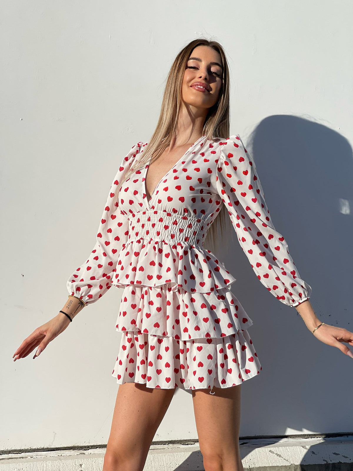 Abito bianco a balze con cuori rossi