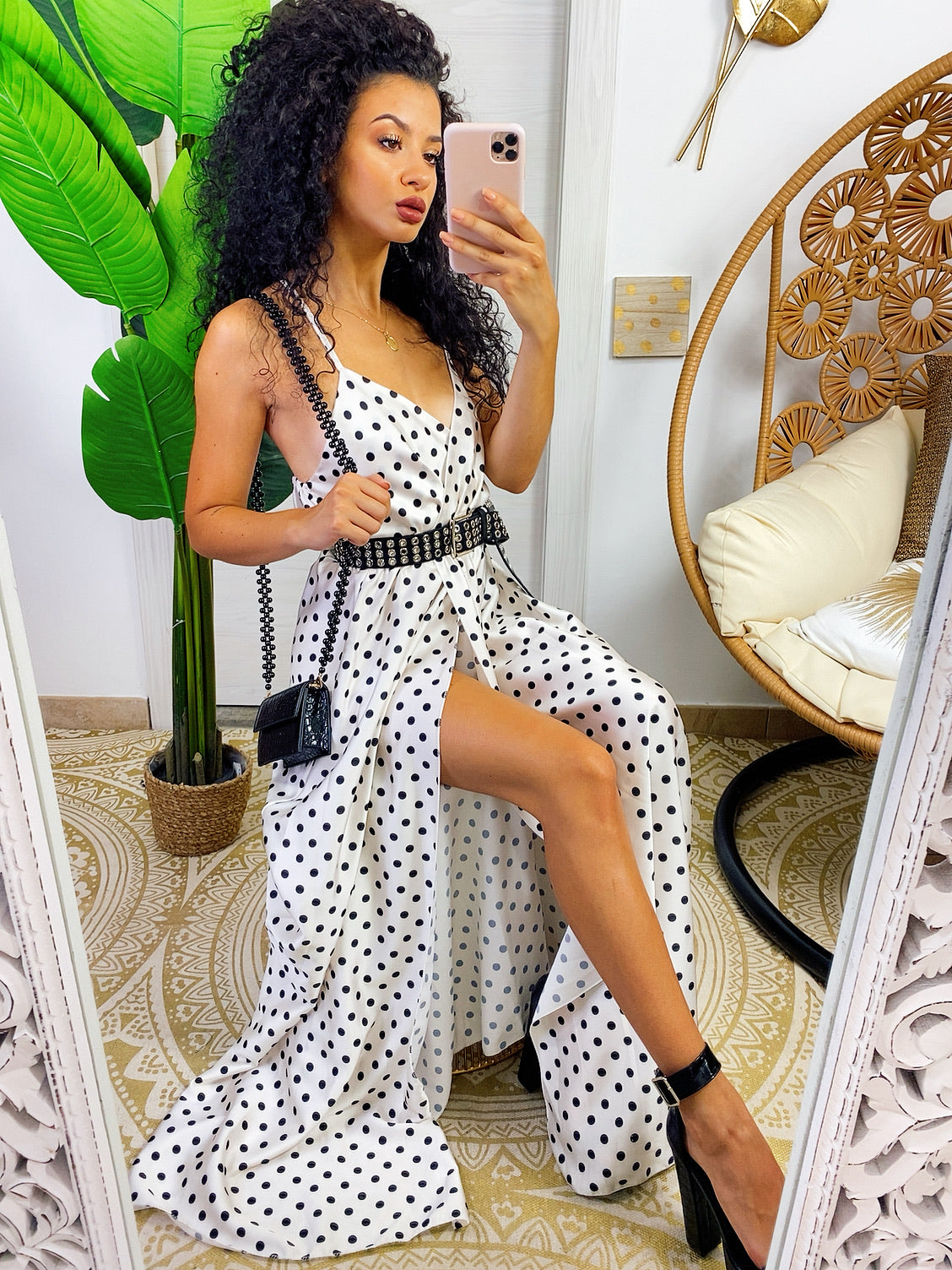 Abito in raso con maxi spacco bianco pois nero