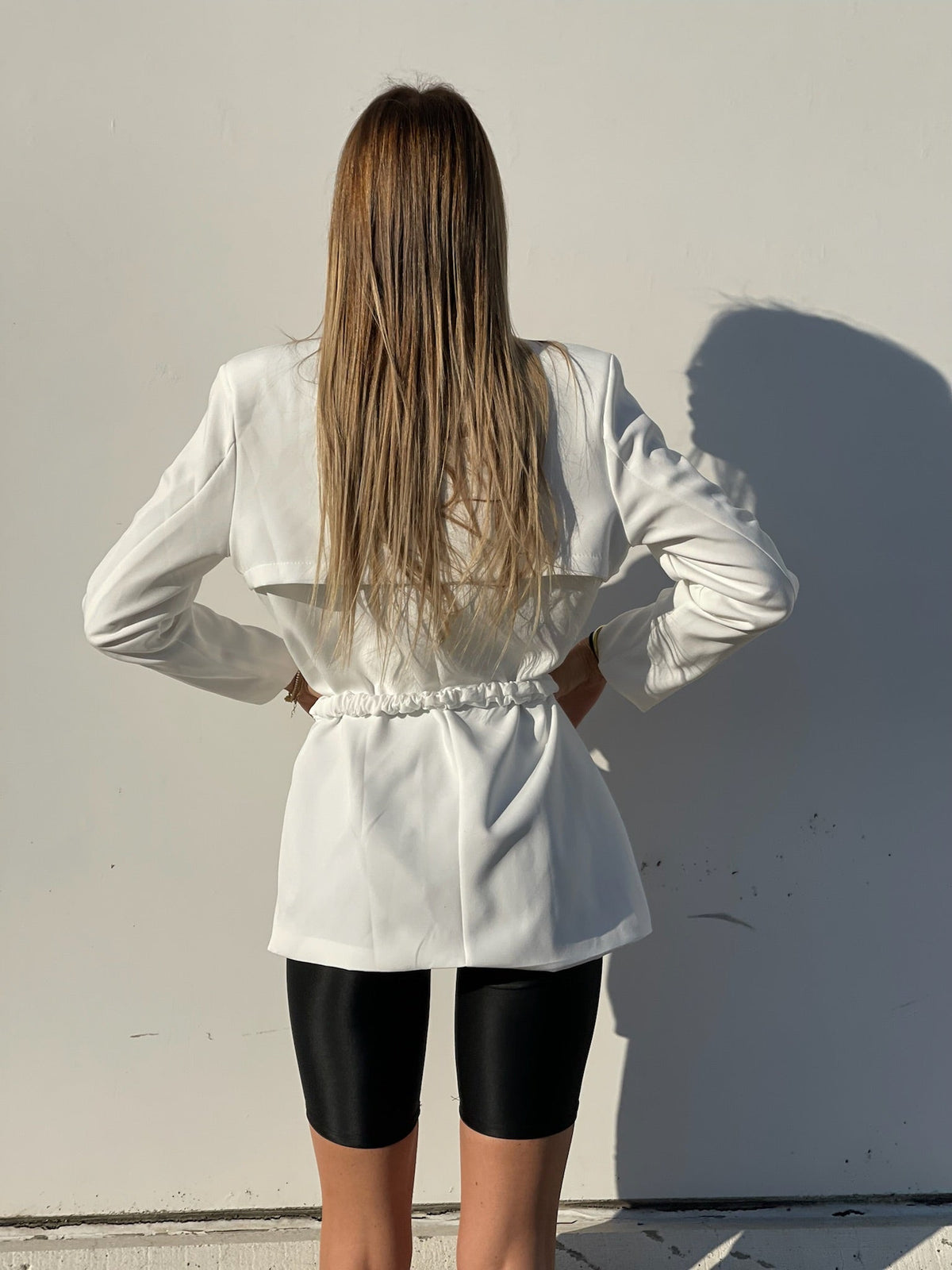 Blazer bianco con cintura