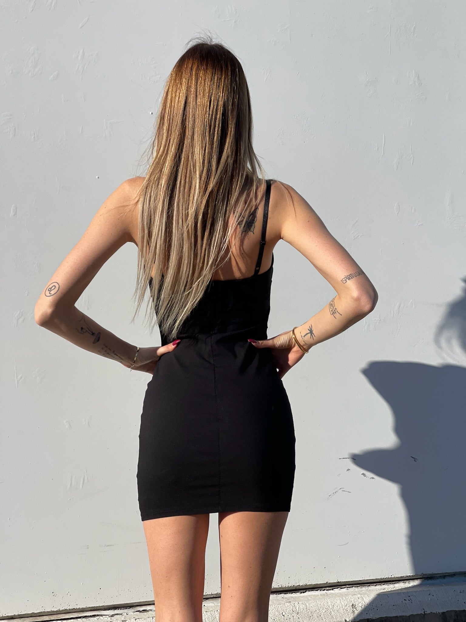 Abito aderente nero con spacchetto