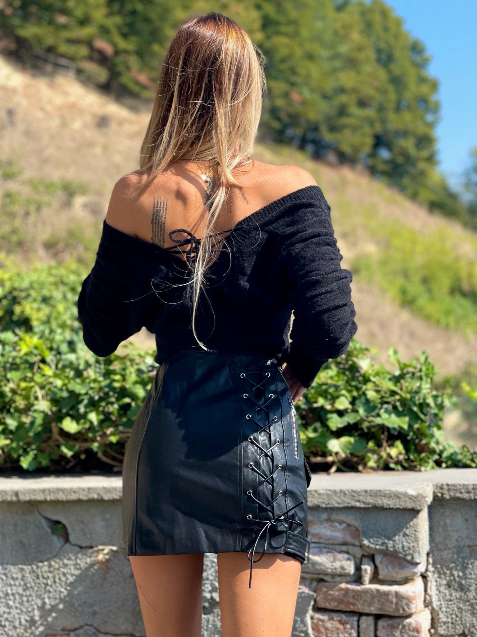 Maglione nero con lacci