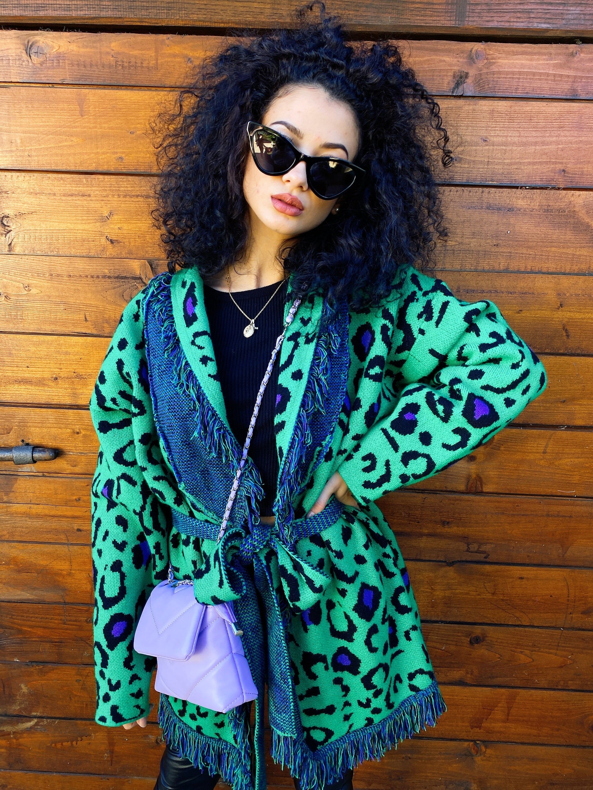 Cardigan verde con frange e cinta