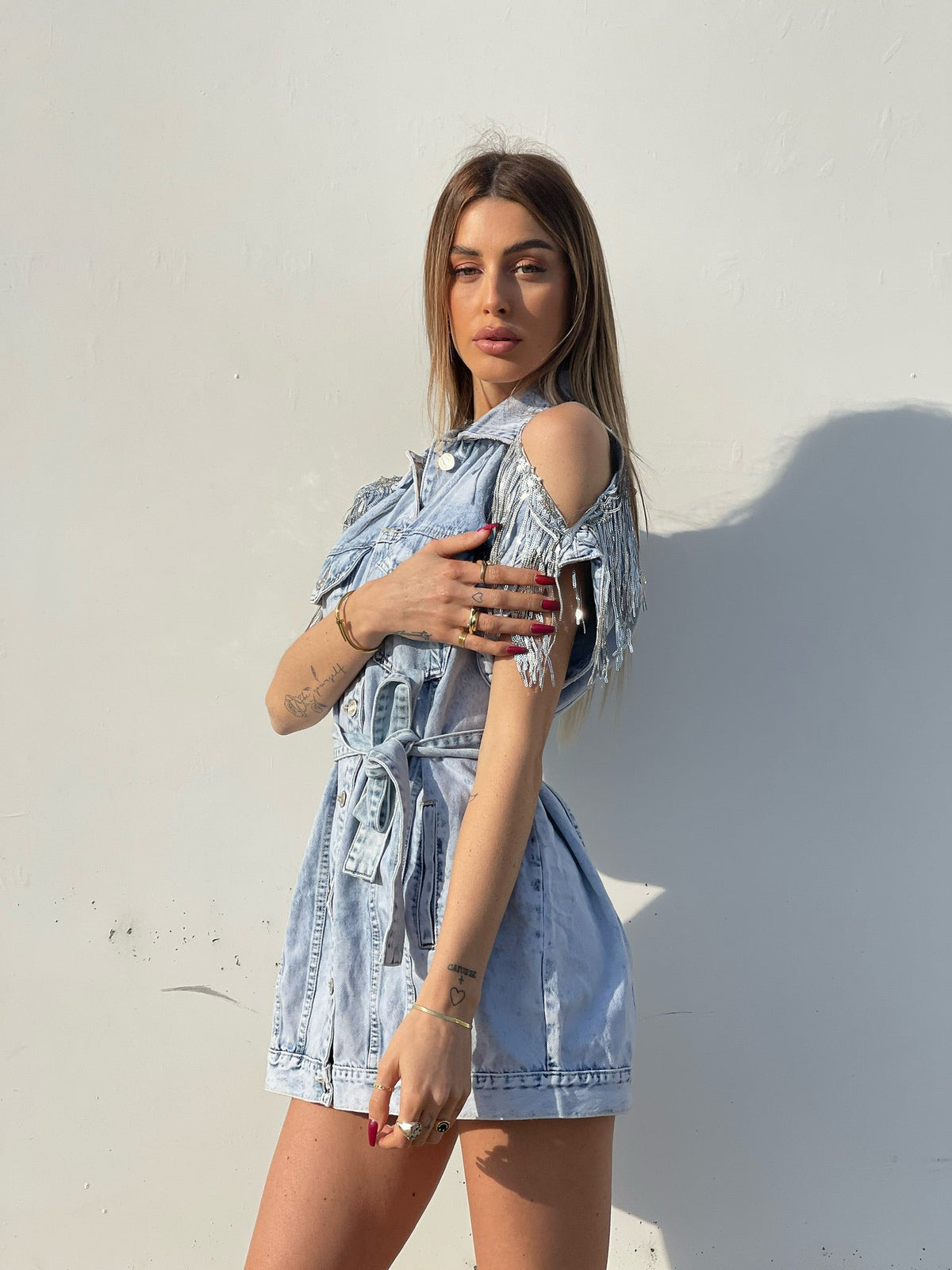 Abito in jeans con frange in paillettes