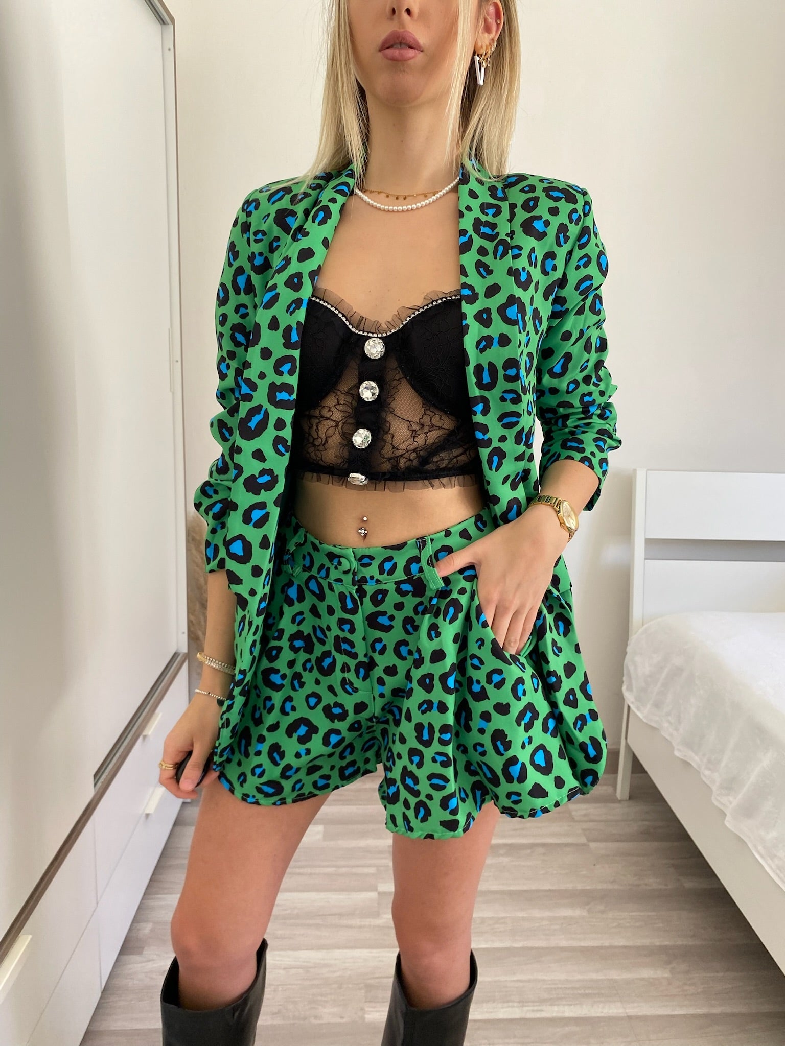Bralette in pizzo con bottoni gioiello nera