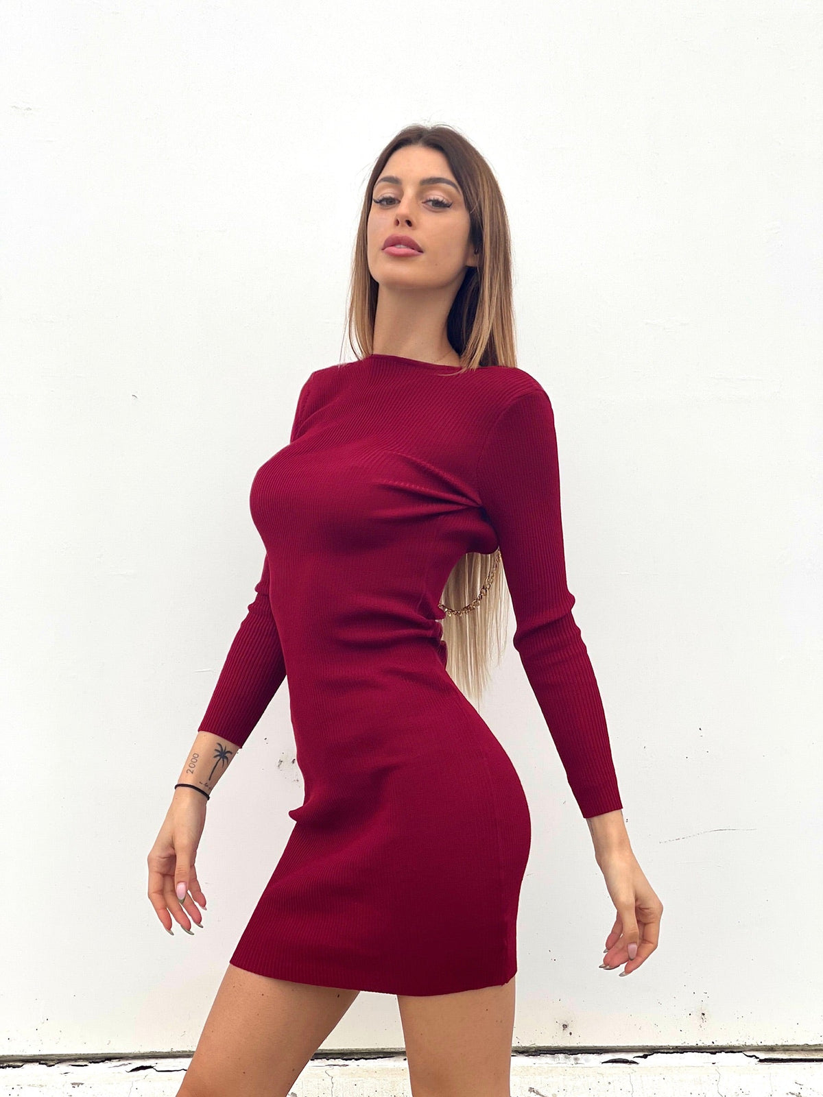 Abito midi con catena e schiena aperta Bordeaux