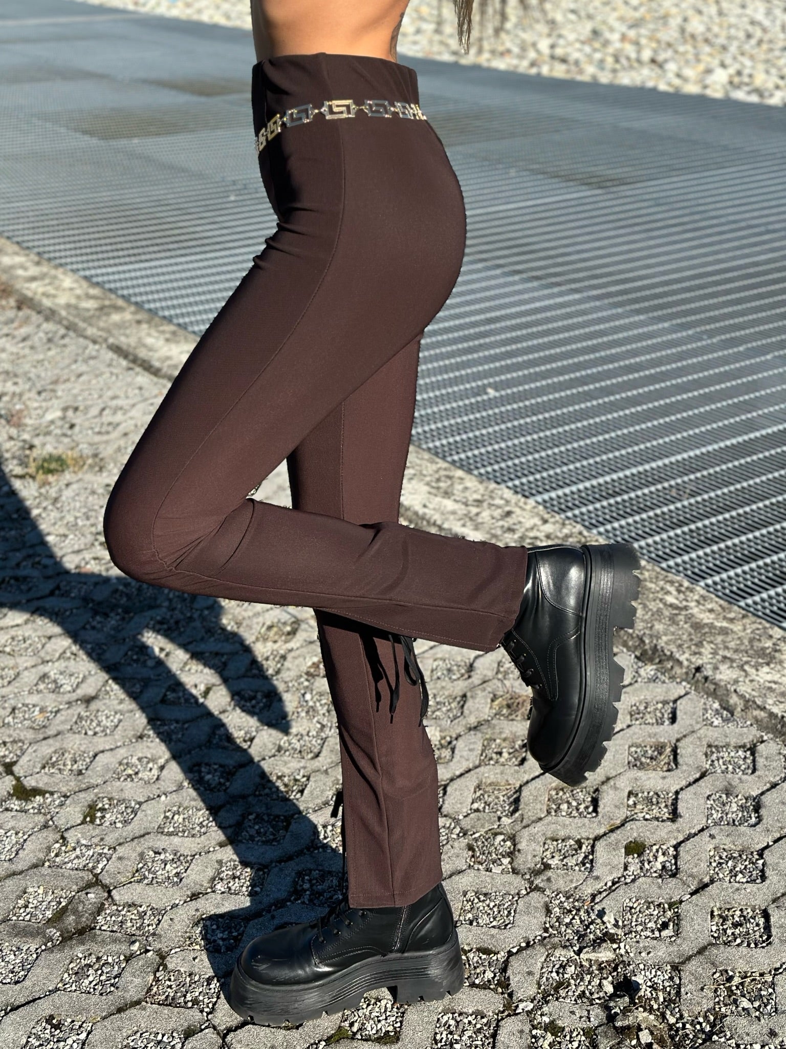 Pantalone con spacchetto marrone