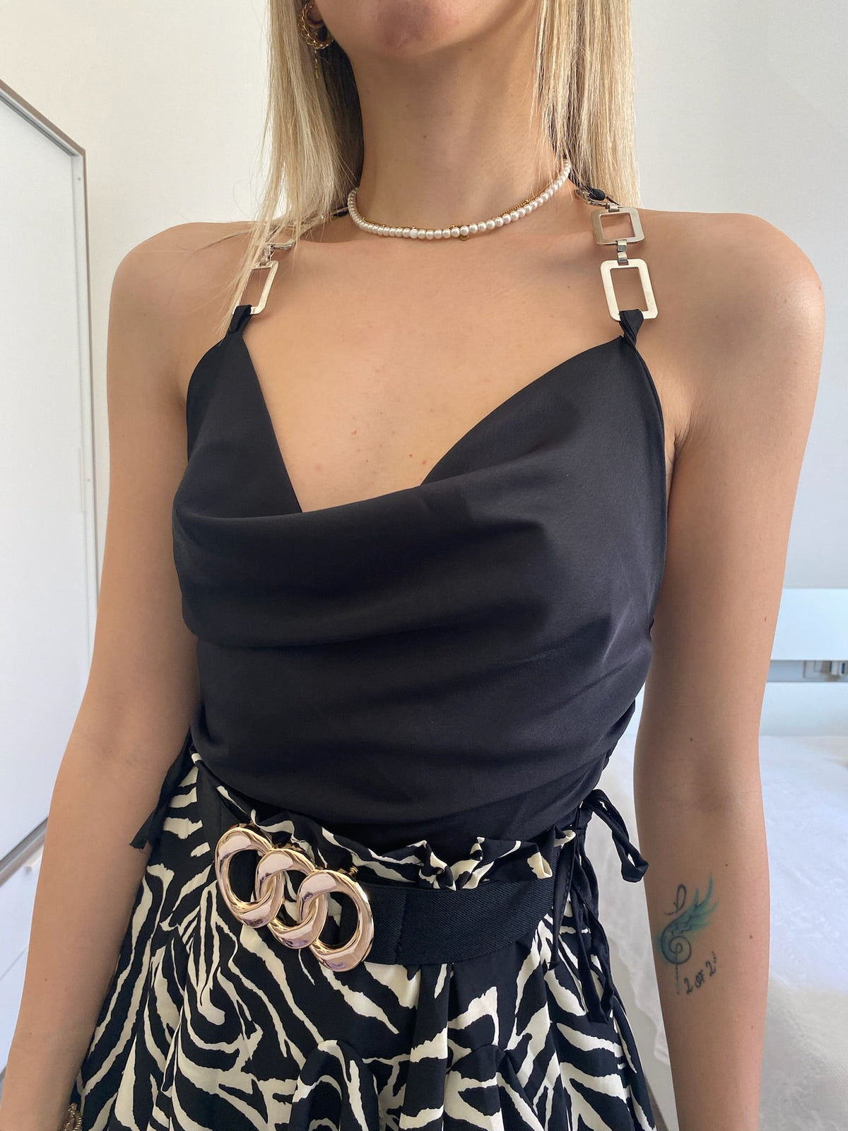 Top in raso con catena argento