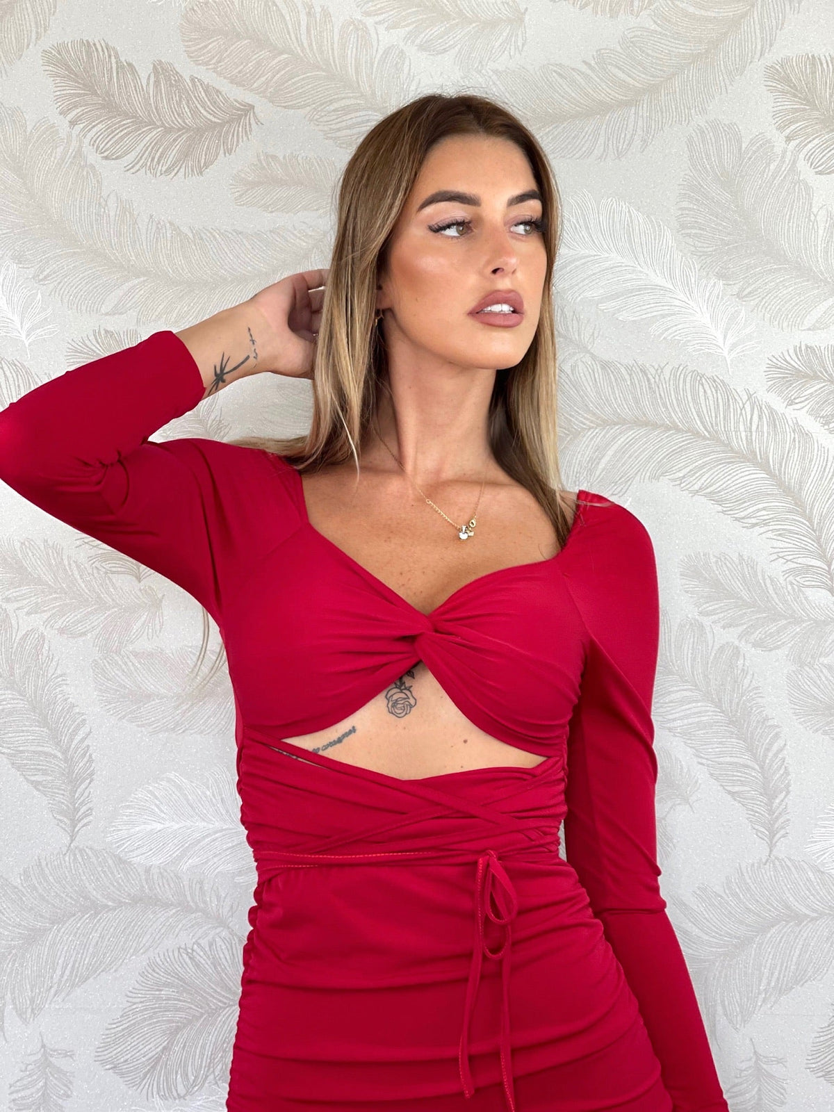 Abito aderente con incrocio rosso