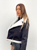 Montone nero con pelo bianco