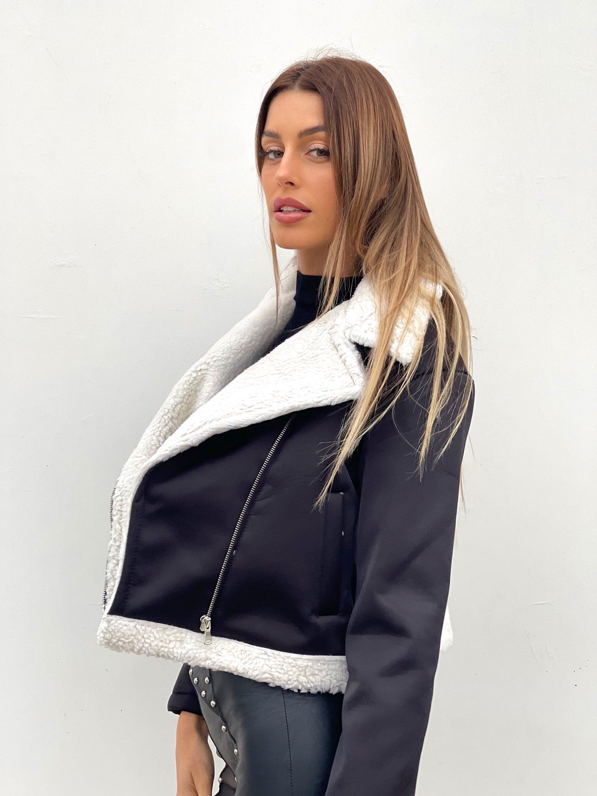 Montone nero con pelo bianco