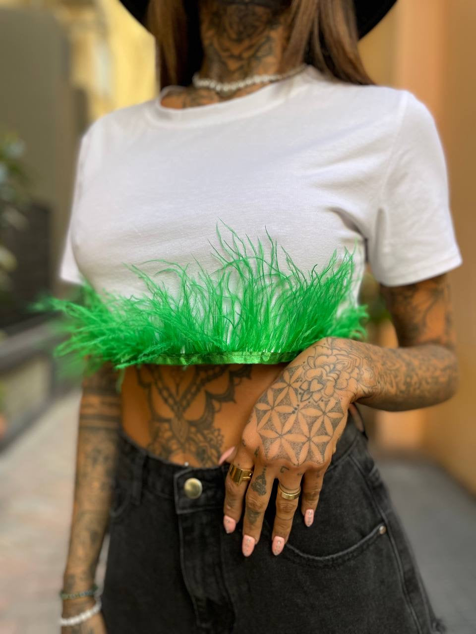 T-shirt crop piume verdi
