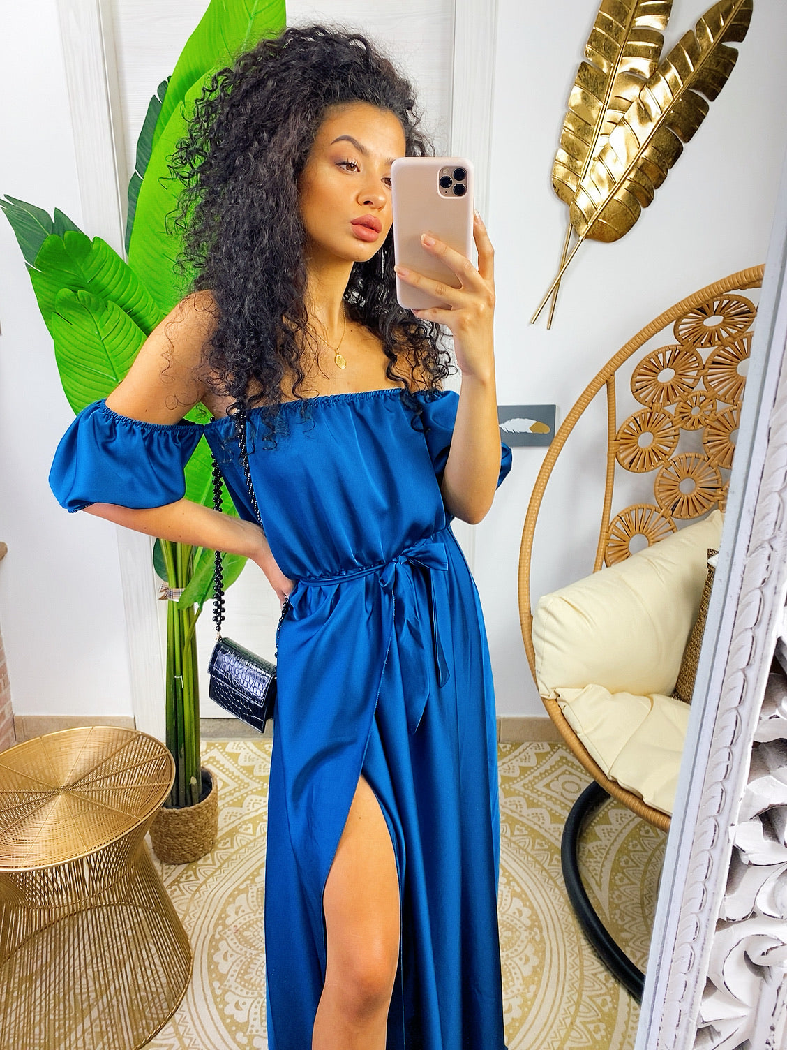 Abito in raso lungo con scollo a barchetta blu