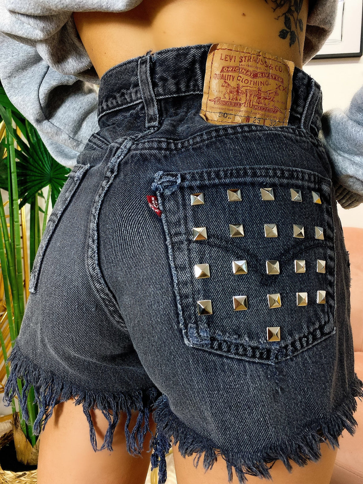 Short Levi’s Vintage Nero con Borchie sfrangiato