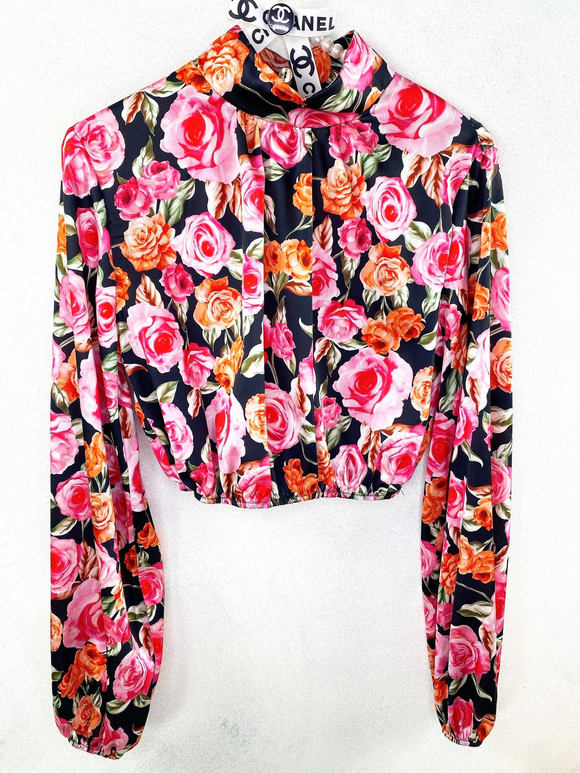 Top crop con rose nero