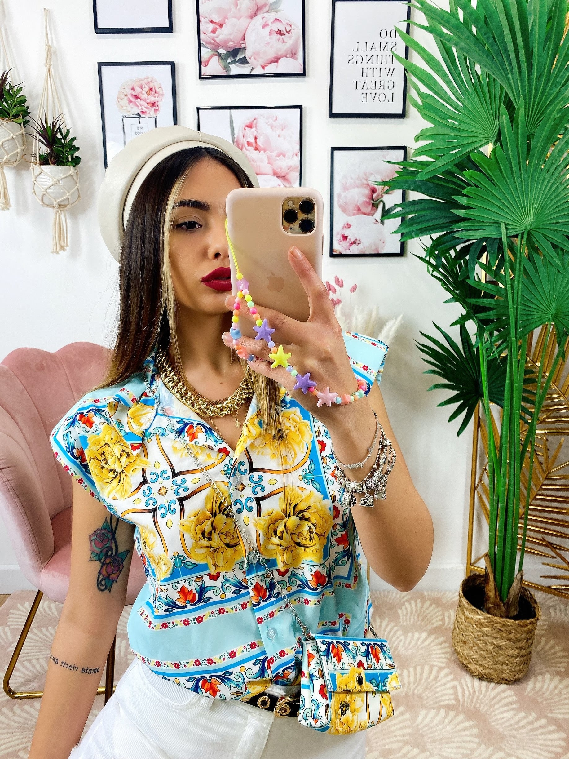 Camicia smanicata con borsetta base celeste