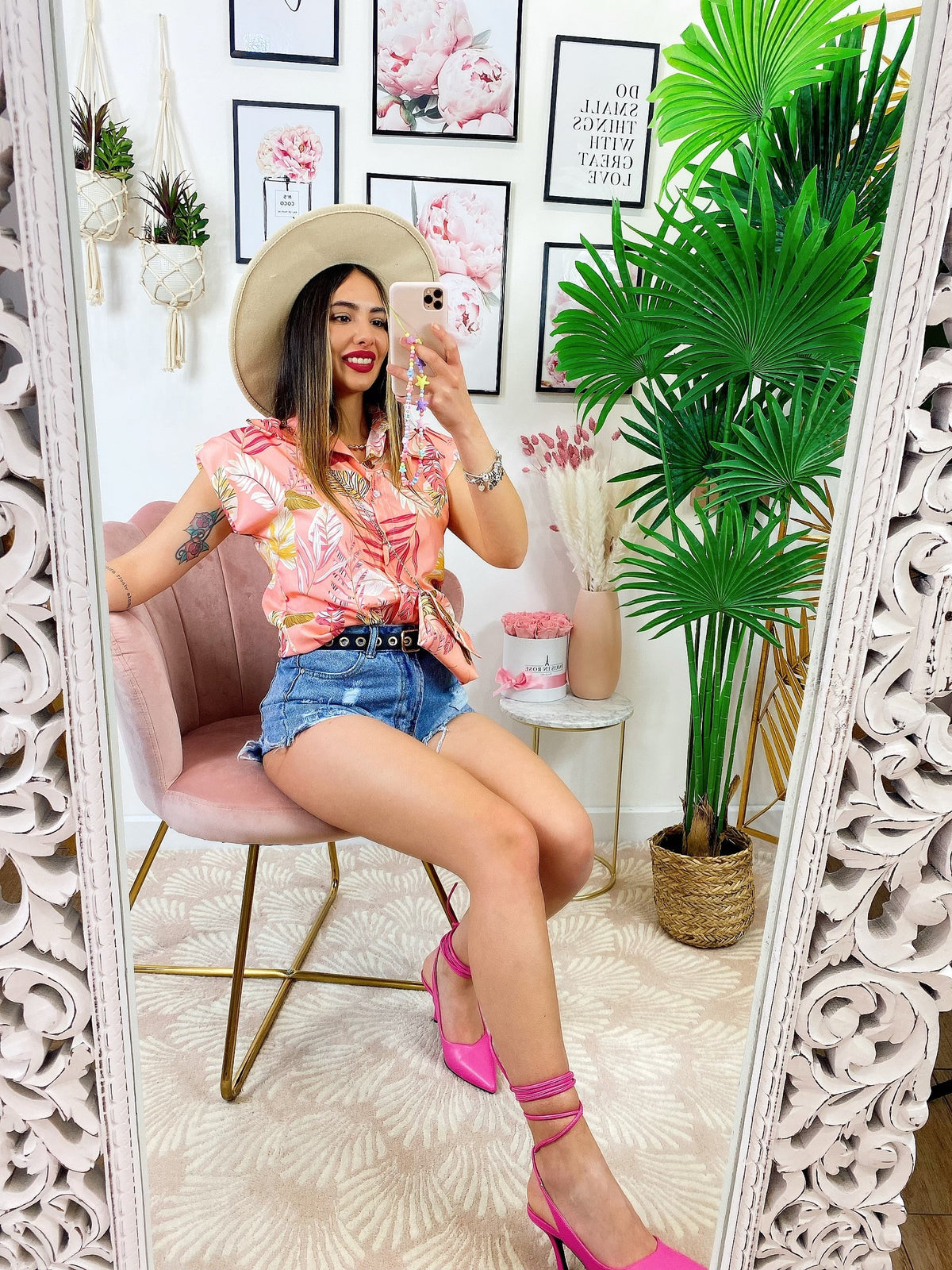 Camicia smanicata floreale con borsetta base Rosa