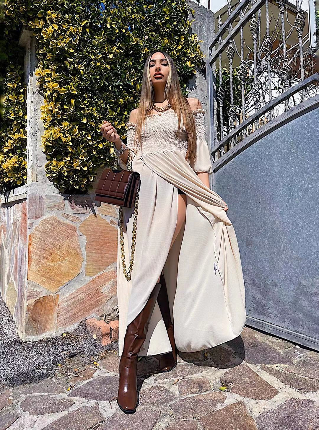 Abito lungo con scollo a barchetta beige