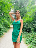 Abito a bretellina verde con incroci
