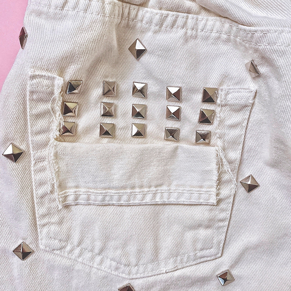 Levi’s Short Vintage bianco con borchie e strappi