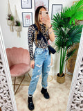 Jeans con strappi sfrangiato sotto
