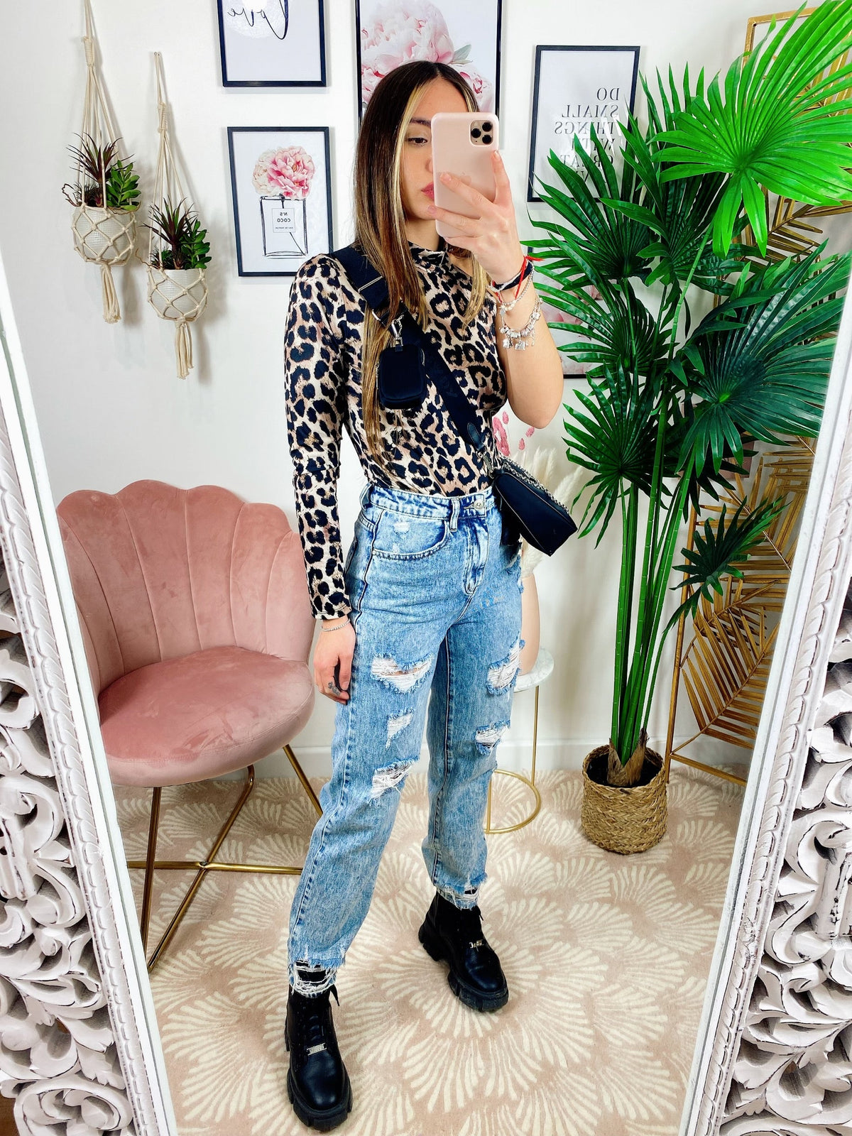 Jeans con strappi sfrangiato sotto