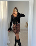 Maglia crop con piume nere