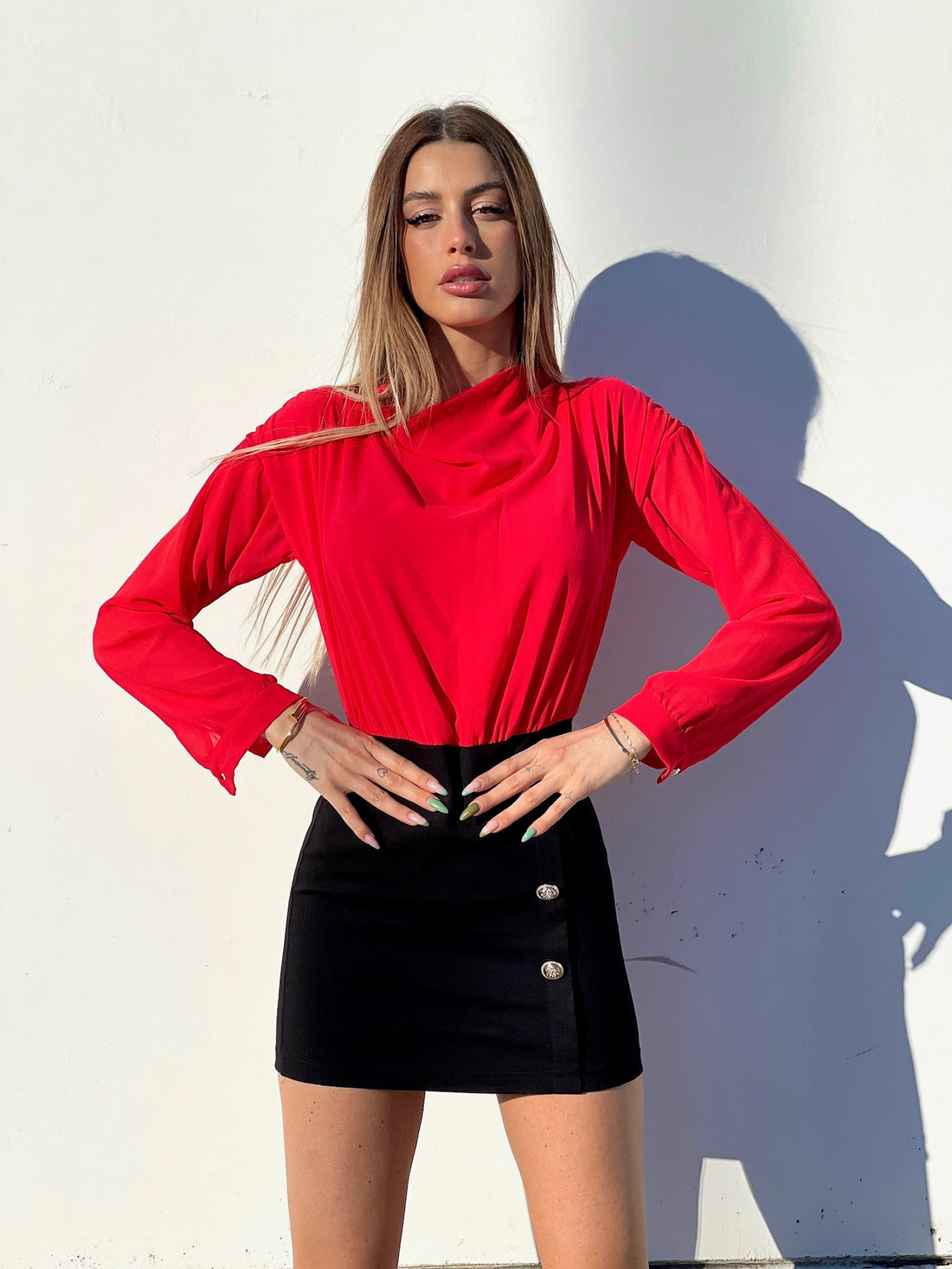 Abito rosso nero con bottoncini oro