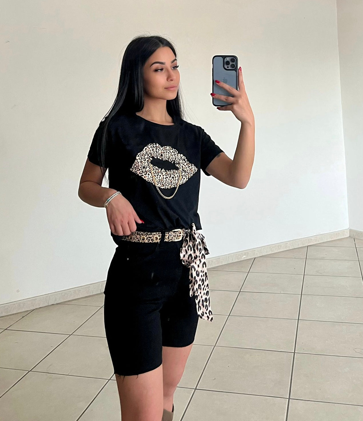 T-shirt kiss animalier nera