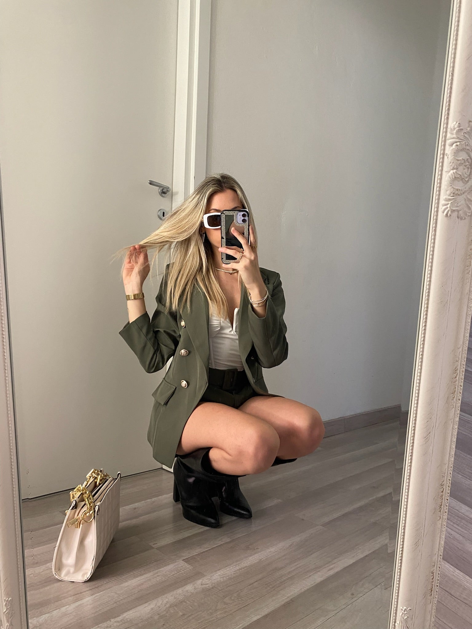 Completo giacca con bottoni e short verde militare