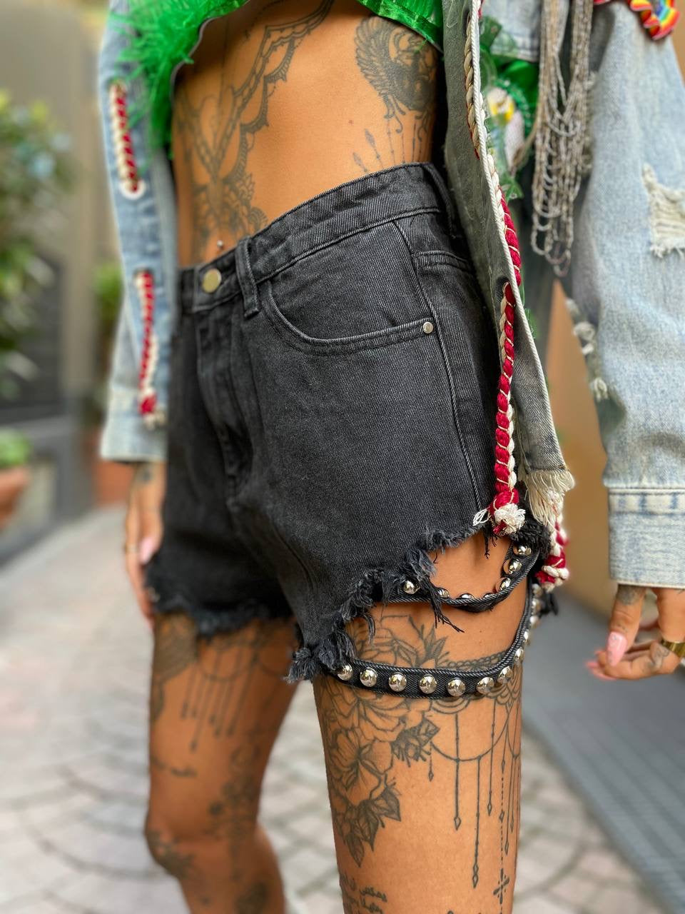 Short in jeans nero con borchie