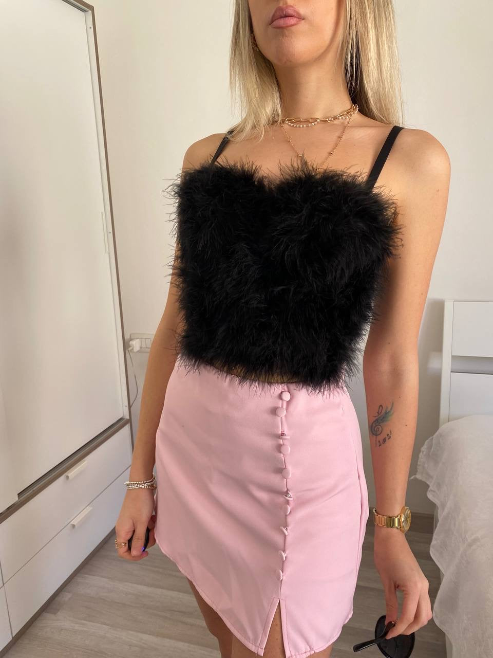 Top nero con piume