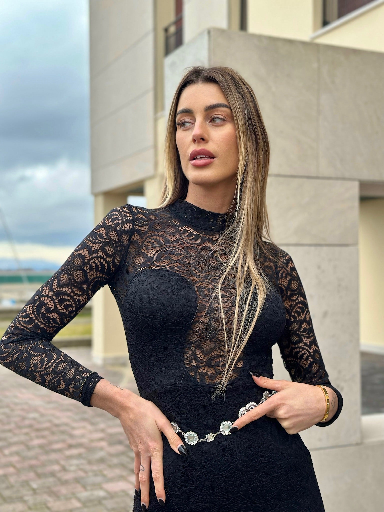 Abito in pizzo nero schiena aperta