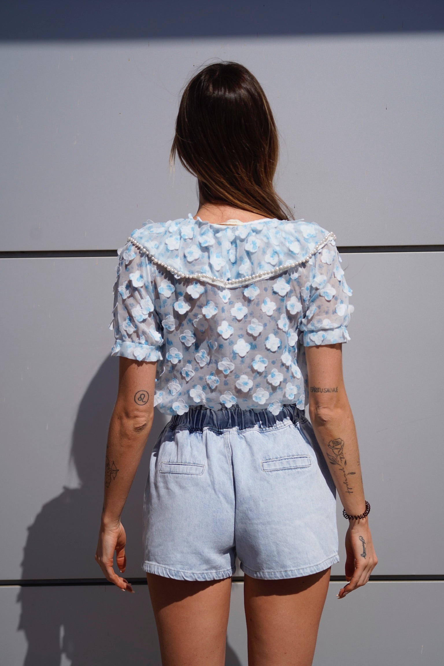 Camicia celeste a manica corta con fiori