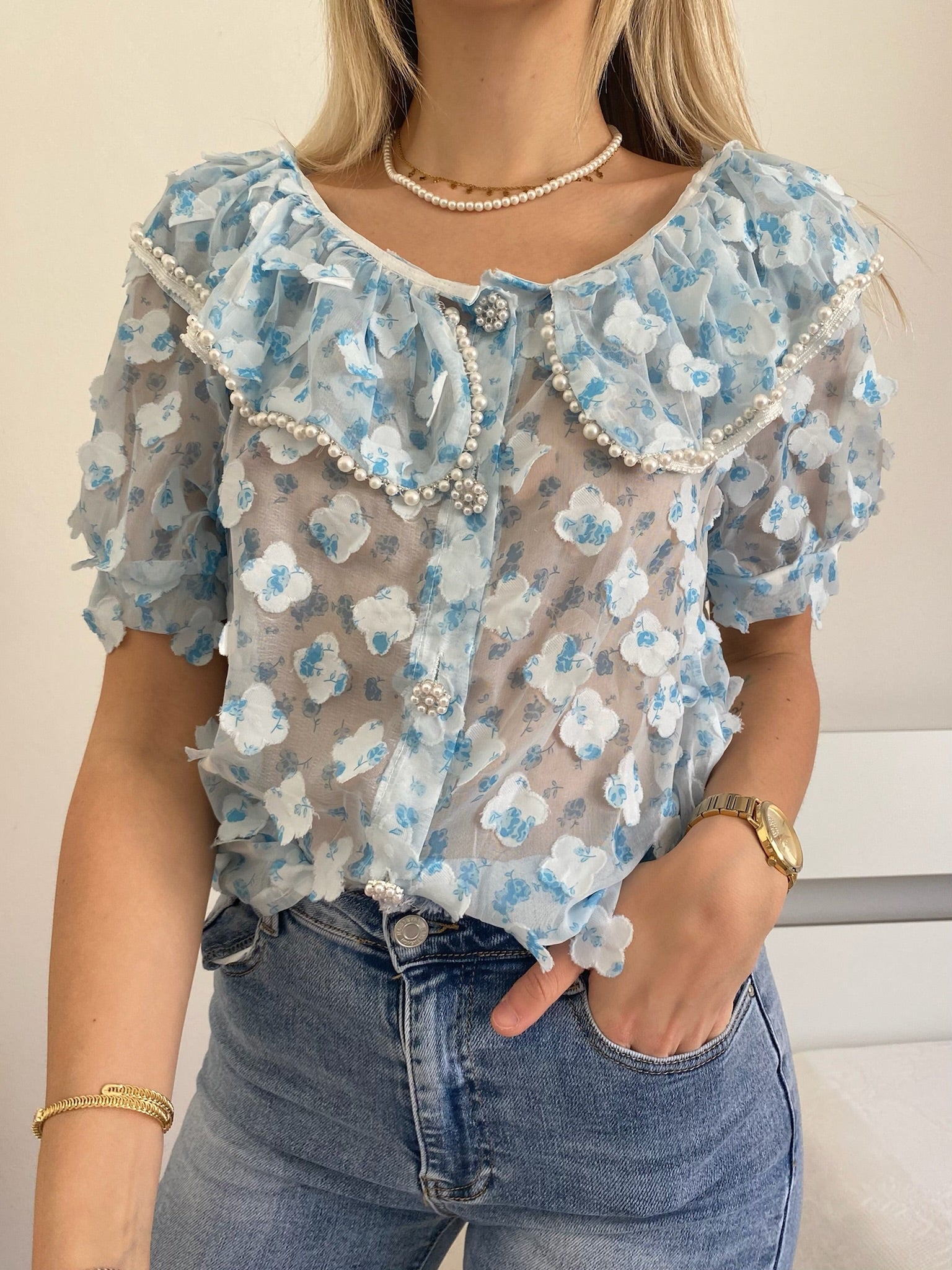 Camicia celeste a manica corta con fiori