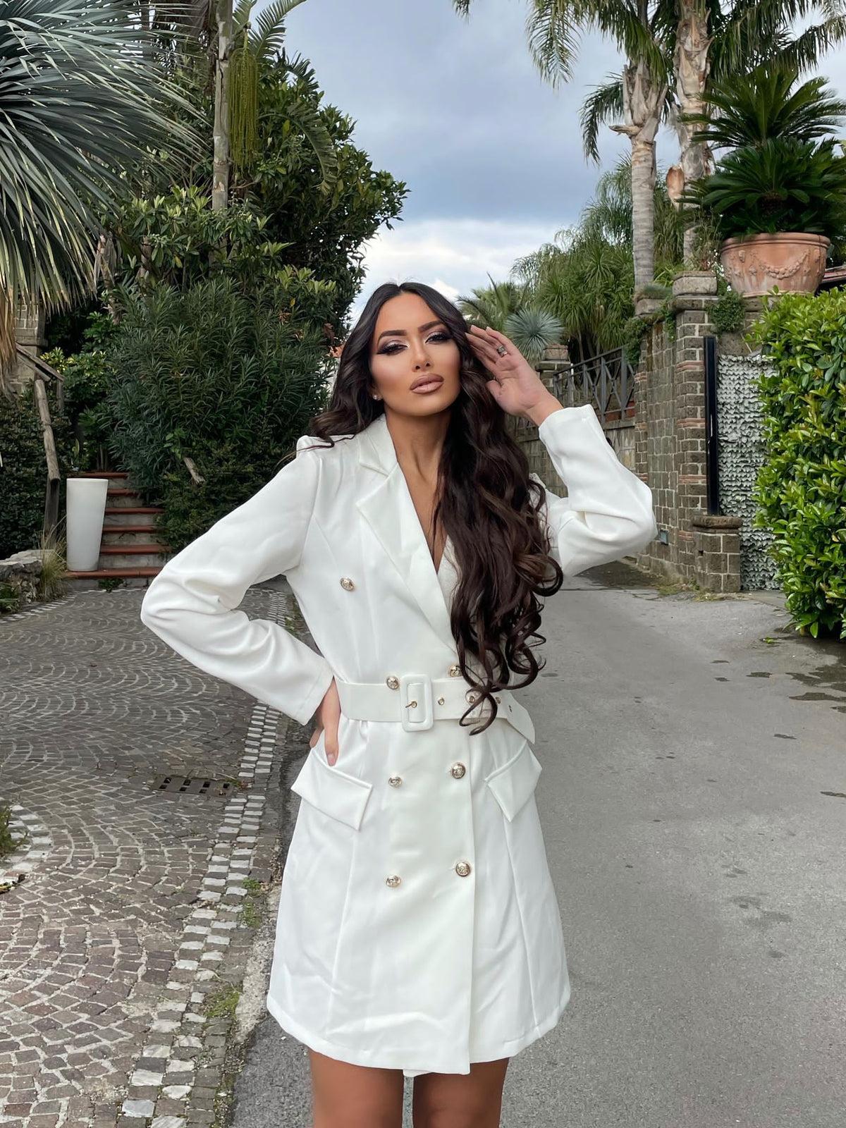 Abito a blazer bianco con bottoni e cintura