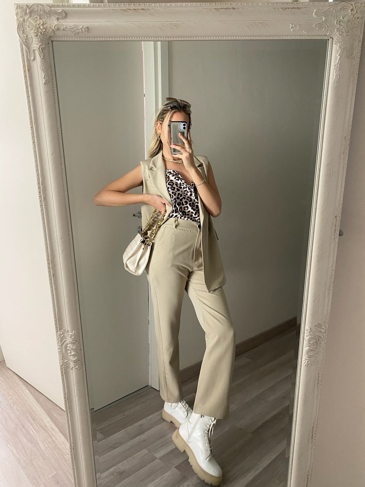 Completo smanicato e pantalone beige