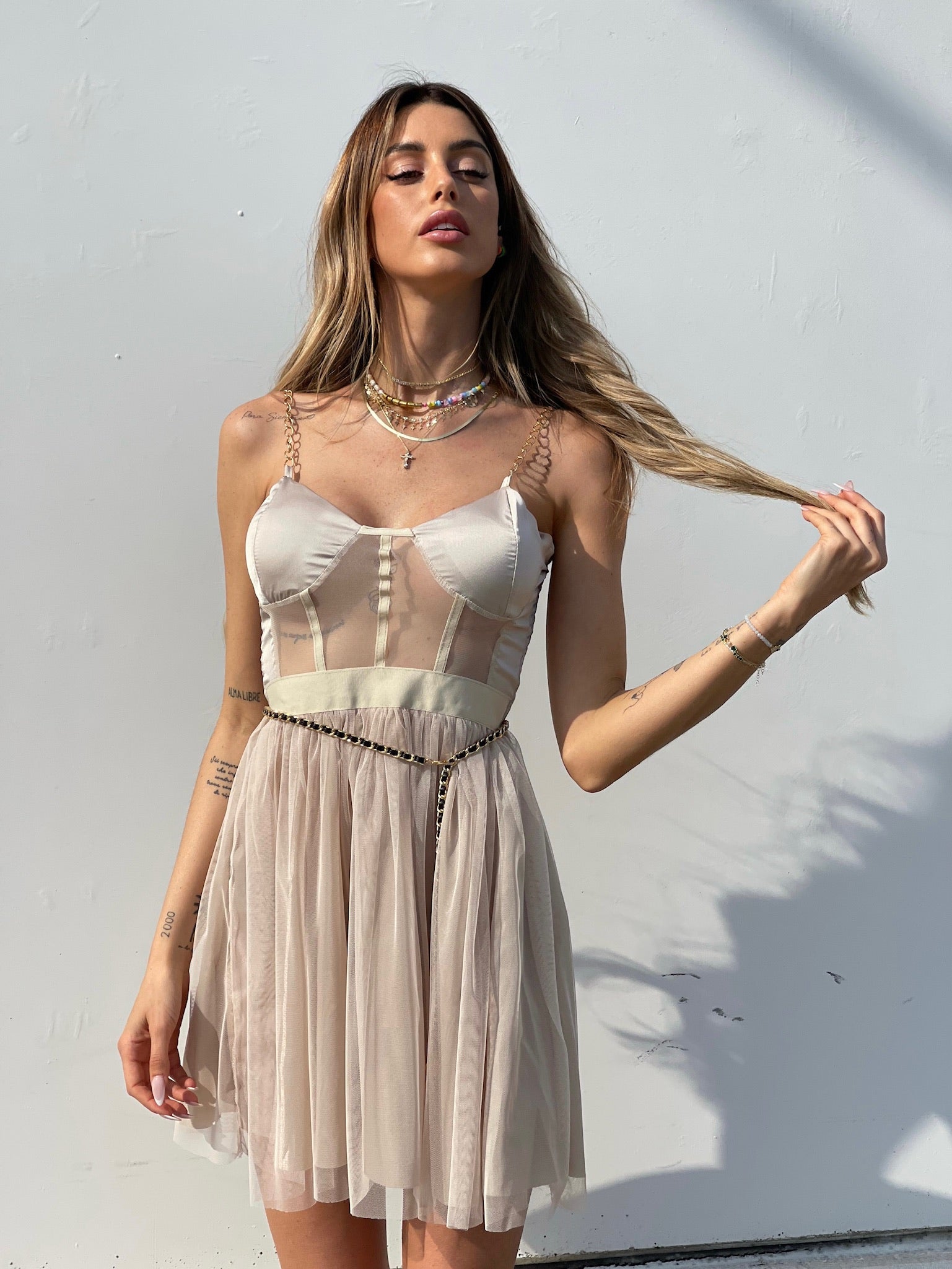 Abito corto in tulle beige