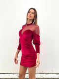 Abito in velluto rosso con maniche velate