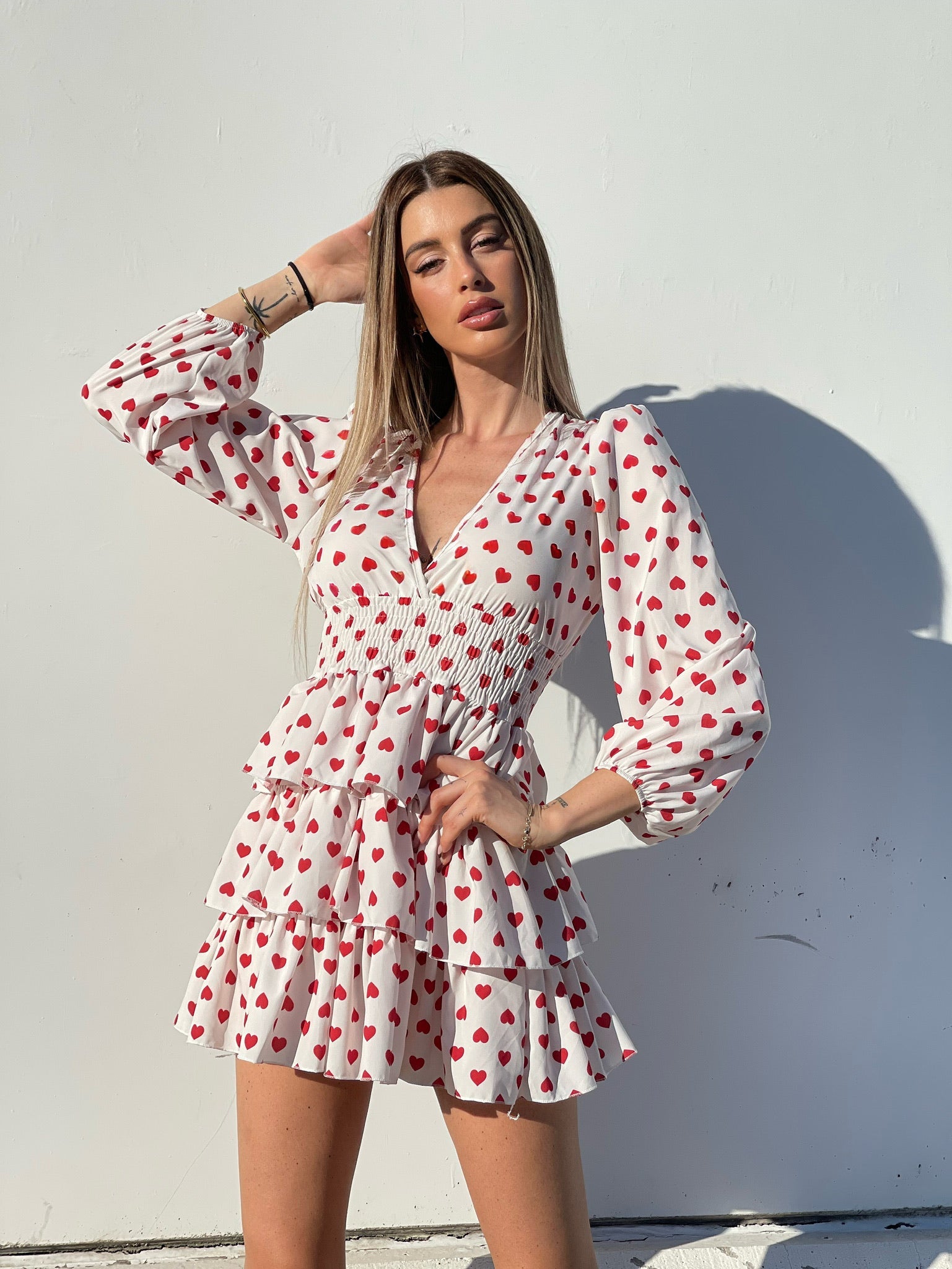 Abito bianco a balze con cuori rossi