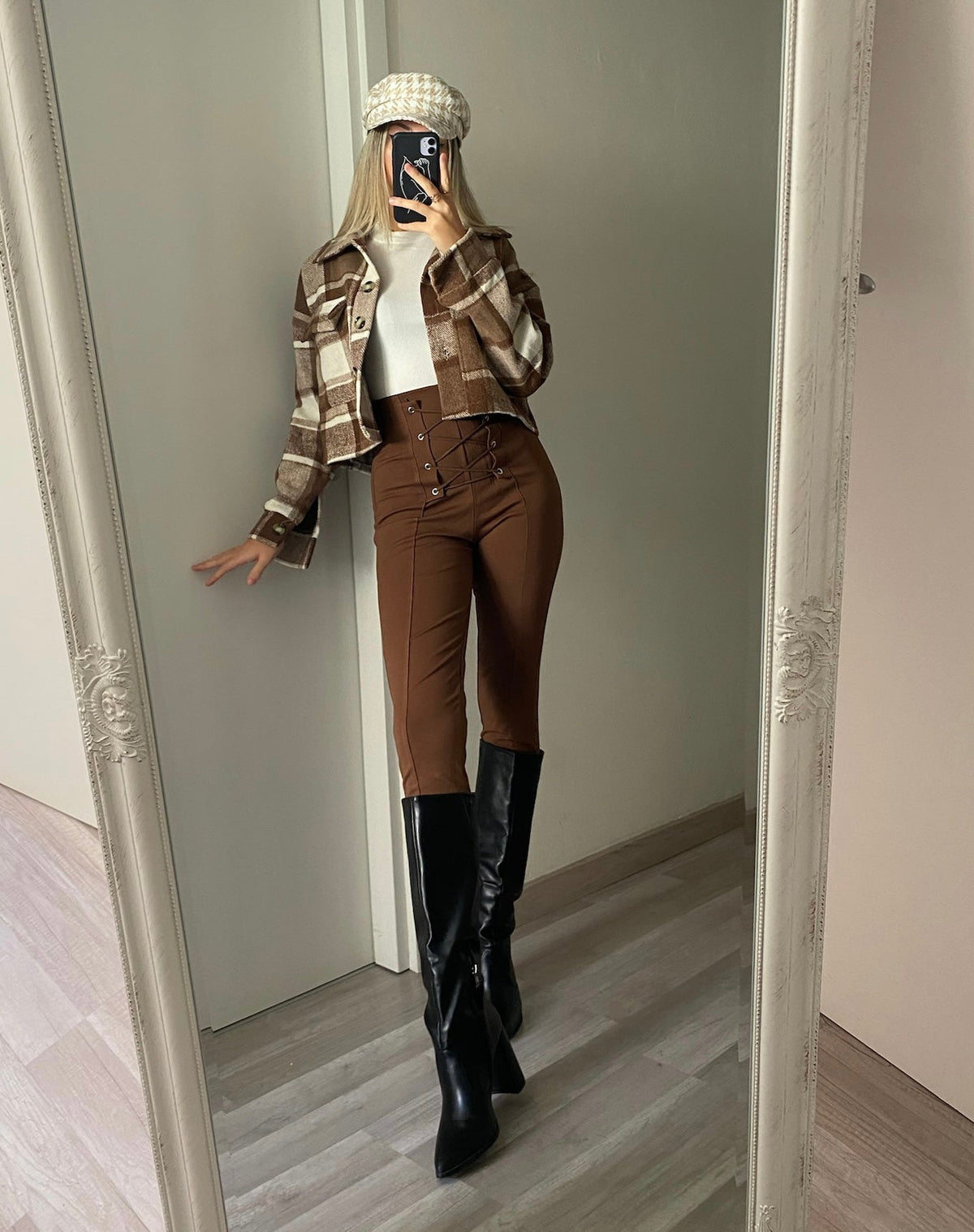 Pantalone marrone con lacci